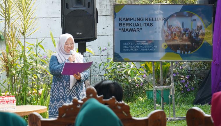 Petugas Tim Verifikasi Lapangan Kampung Keluarga Berkualitas (Kampung KB) tingkat Provinsi Banten sedang memberikan arahan di Kampung KB Mawar, Desa Situ Gadung, Kecamatan Pagedangan, Kamis (7/5).