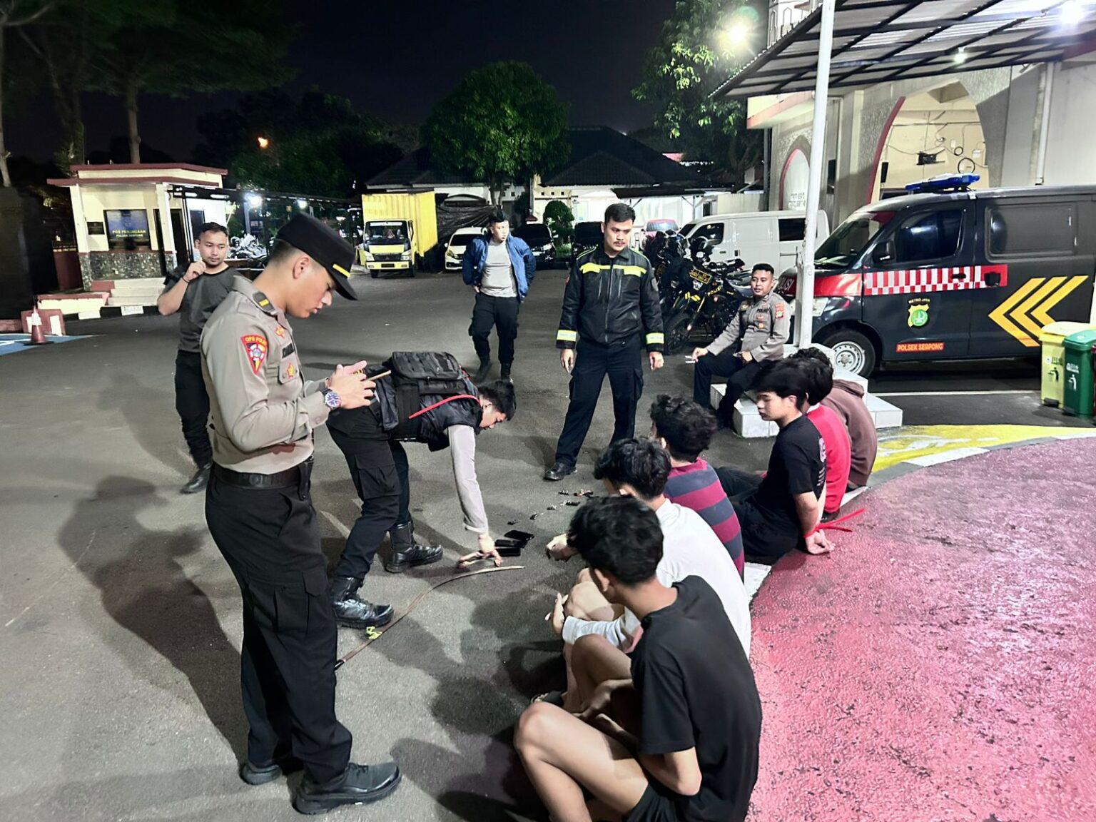 Camat Setu, Erwin Gemala Putra saat menemui orang tua remaja terduga pelaku tawuran.