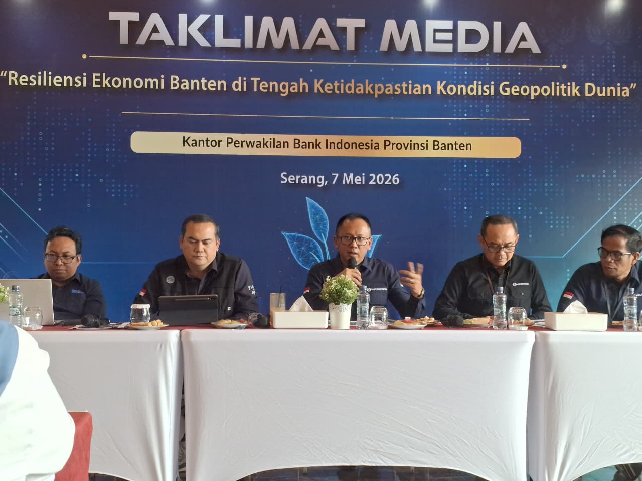 Kepala Kantor Perwakilan Bank Indonesia Ameriza M Moesa bersama jajarannya dalam Taklimat Media bertajuk “Resilensi Ekonomi Banten di Tengah Ketidakpastian Kondisi Geopolitik Dunia” pada Kamis (7/5). YULIAWATI SARIPUDIN/TANGSEL POS