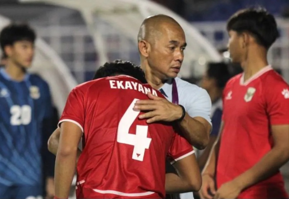 Pelatih Garuda Muda Kurniawandan skuad Timnas U-17. Foto : Ist