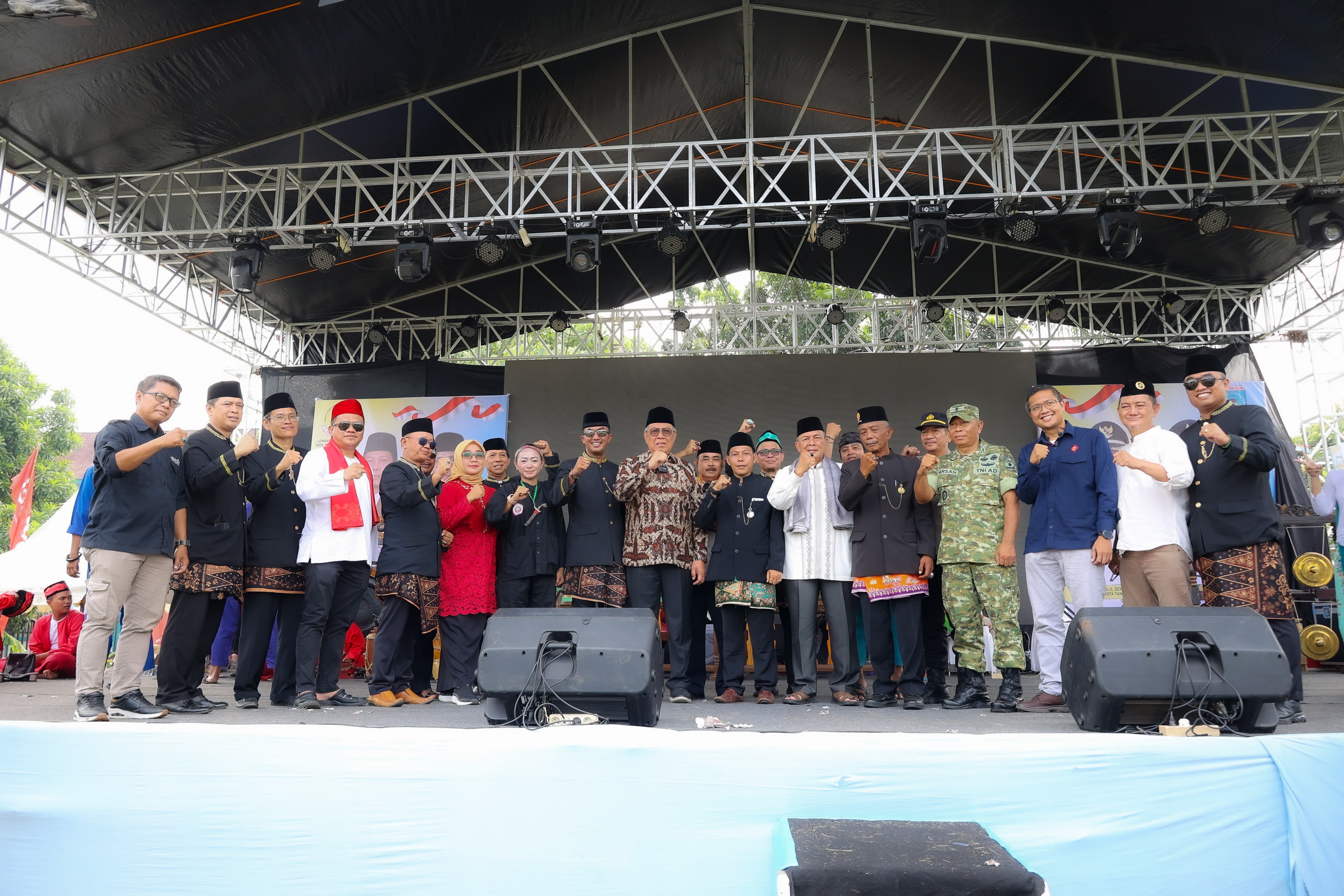 BETAWI. Aksi atraksi petasan jumbo dalam semarak Gebyar Budaya Betawi di Rempoa, Sabtu (9/5)