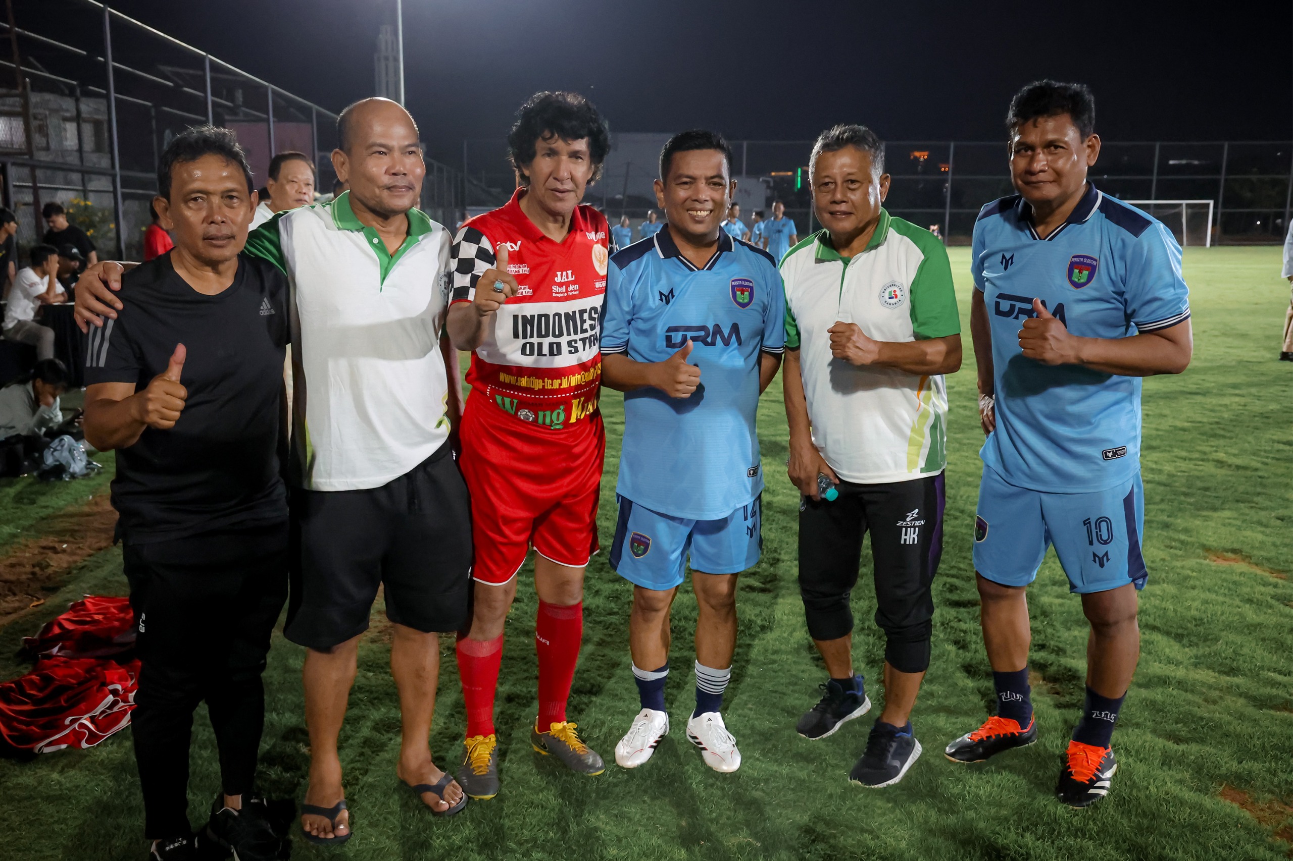 Gubernur Andra Soni (no 3 dari kiri) saat mengikuti laga persahabatanPersita Old Star melawan Wong Kudus Indonesia FC pada pembukaan Piala Bupati Tangerang 2026 di Indomilk Arena, Minggu (17/5/2026). Foto : Humas Pemprov