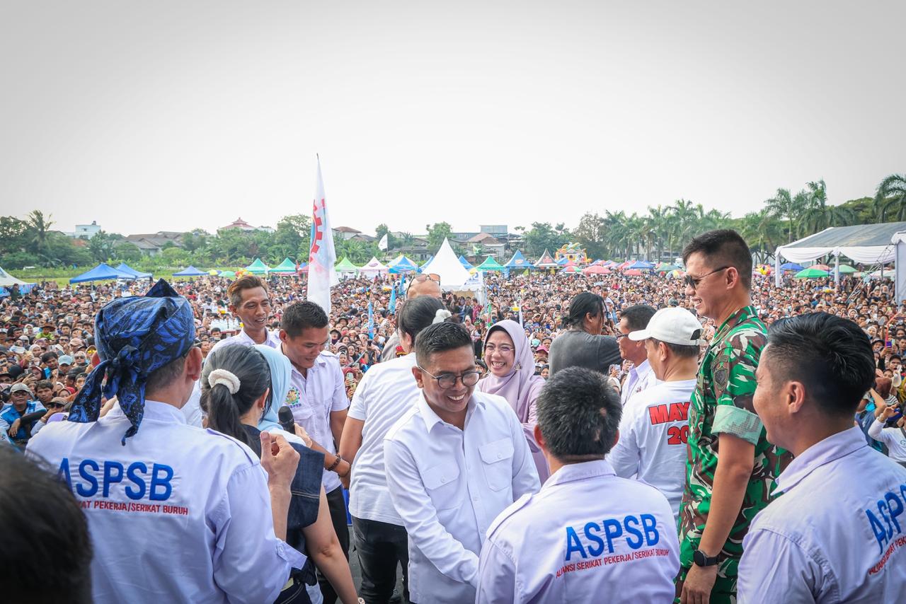 Gubernur Banten Andra Soni saat menghadiri peringatan May Day 2026 yang dilaksanakan oleh Aliansi Serikat Pekerja Serikat Buruh (ASPSB) Kabupaten Serang di lapangan PT Samator, Kawasan Modern Cikande, Minggu (3/5). BIRO ADPIM PEMPROV BANTEN
