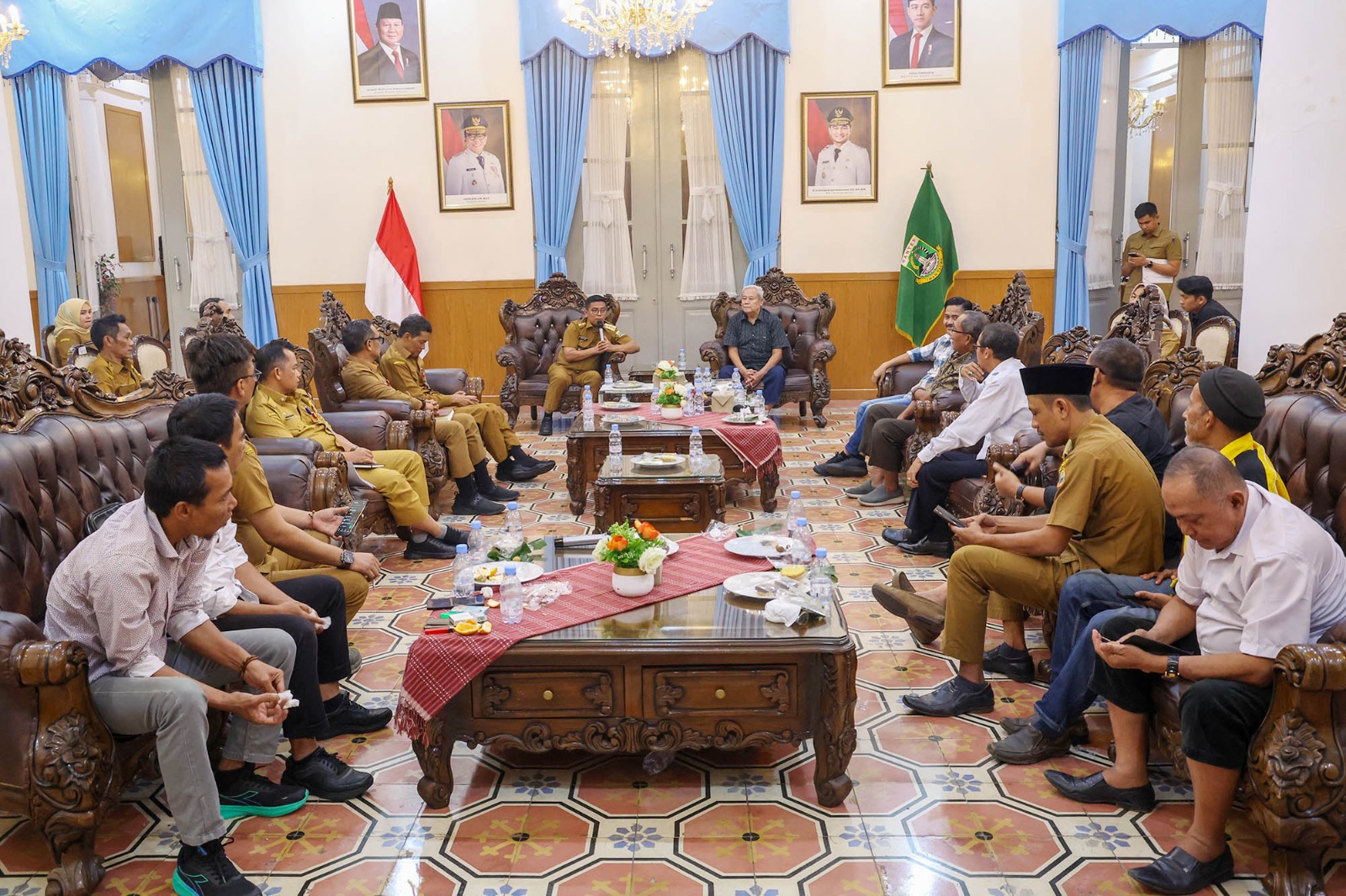 Gubernur Banten Andra Soni saat berdialog bersama Badan Koordinasi Pembentukan Kabupaten Cilangkahan (Bakor PKC) di Gedung Negara Provinsi Banten, Kota Serang, Senin (18/5). BIRO ADPIM PEMPROV BANTEN