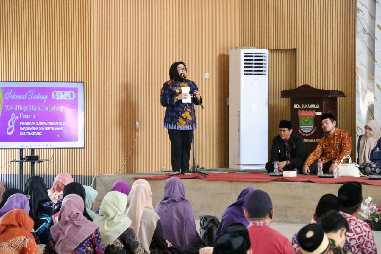 Wakil Bupati (Wabup) Tangerang, Intan Nurul Hikmah, saat menghadiri kegiatan Pembinaan Guru Pendidikan Agama Islam (PAI) Wilayah I yang berasal dari 11 kecamatan. Acara itu digelar di GSG Kecamatan Sukamulya, Kamis (21/5).