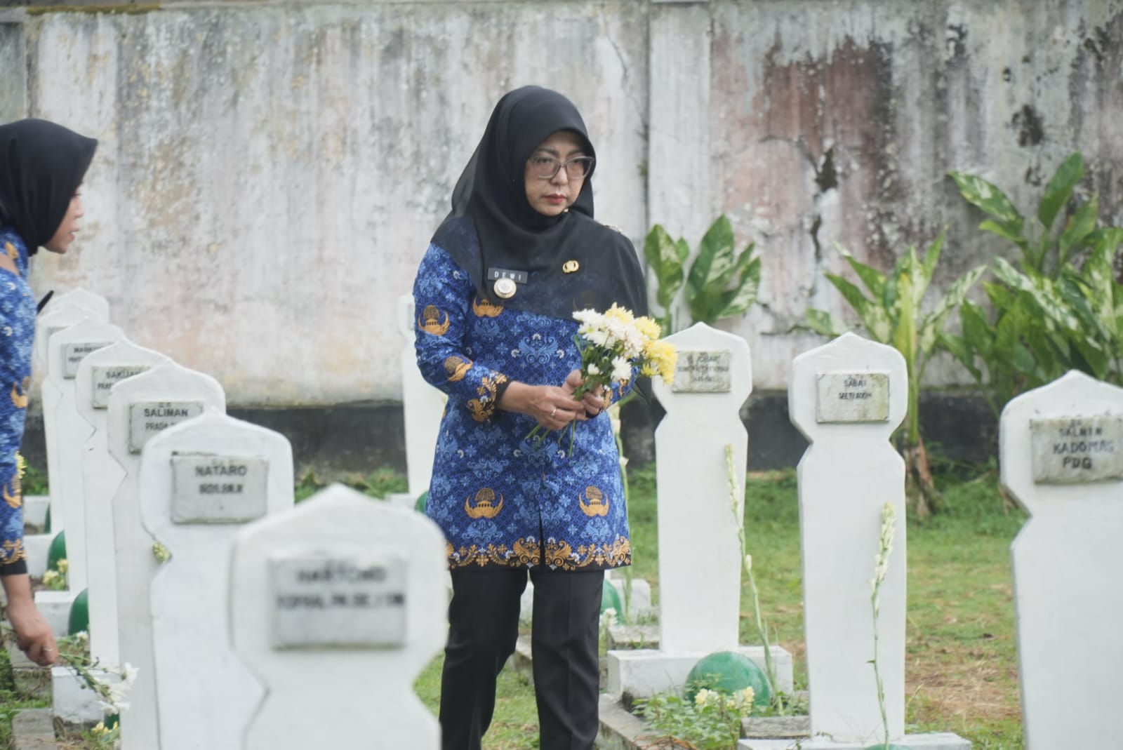 Bupati Pandeglang, Raden Dewi Setiani, saat ziarah di Taman Makan Pahlawan, Cihaseum dalam rangkaian Harkitnas, Rabu (20/5/2026).(Istimewa)