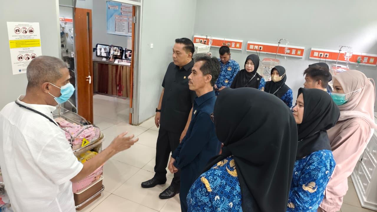 KESEHATAN BAYI TERLANTAR. Jajaran Fraksi Demokrat DPRD Pandeglang didampingi jajaran RSUD Berkah Pandeglang dan dokter spesialis anak, sedang melihat secara langsung kondisi kesehatan bayi terlantar, yang sedang mendapatkan perawatan di RSUD Berkah Pandeglang, Rabu (20/5). (NIPAL SUTIANA/TANGSEL POS)