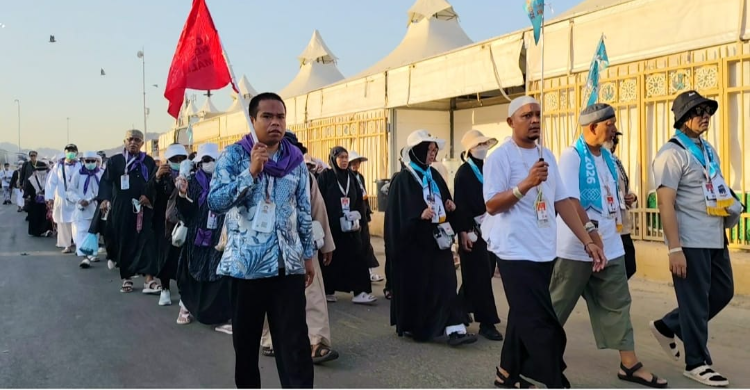 Jamaah yang hendak melempar Jumrah. Foto : M. Rusmadi RM