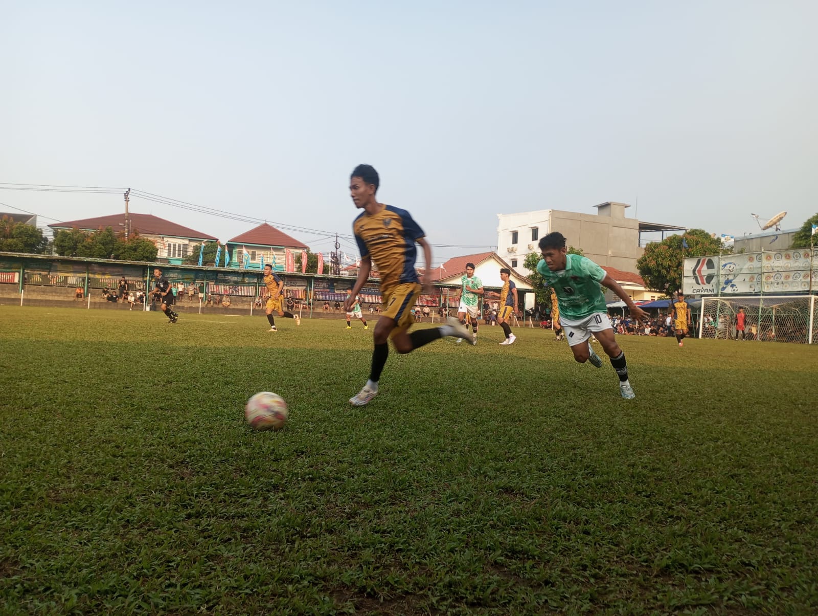 Pemain Geastri FC dikejar pemain JNT Cibaliung pada laga Rabu (06/05/2026). (tangselpos.id).
