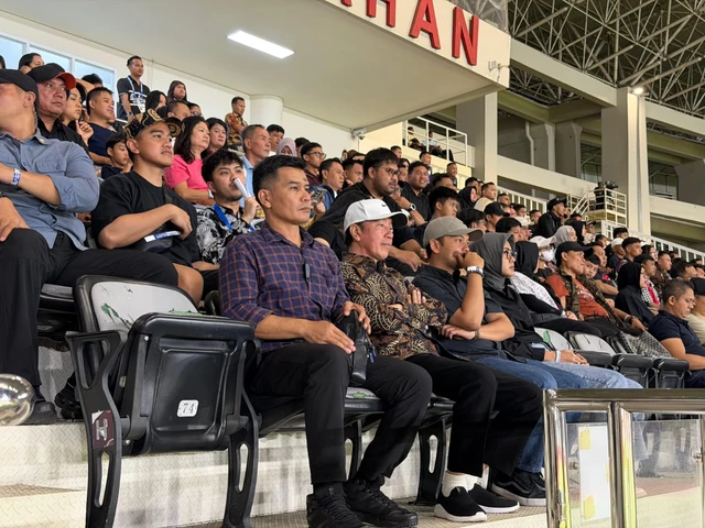 Mantan Presiden RI ke 7 Jokowi saat nonton bola di Stadion Manahan Solo. Foto : Ist