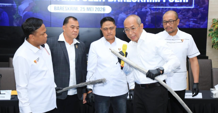 Bareskrim Polri dan perwakilan PLN menunjukkan kabel transmisi yang terputus dalam peristiwa blackout Sumatera di Gedung Bareskrim Polri, Jakarta, Senin (25/5/2026). Foto : Ist