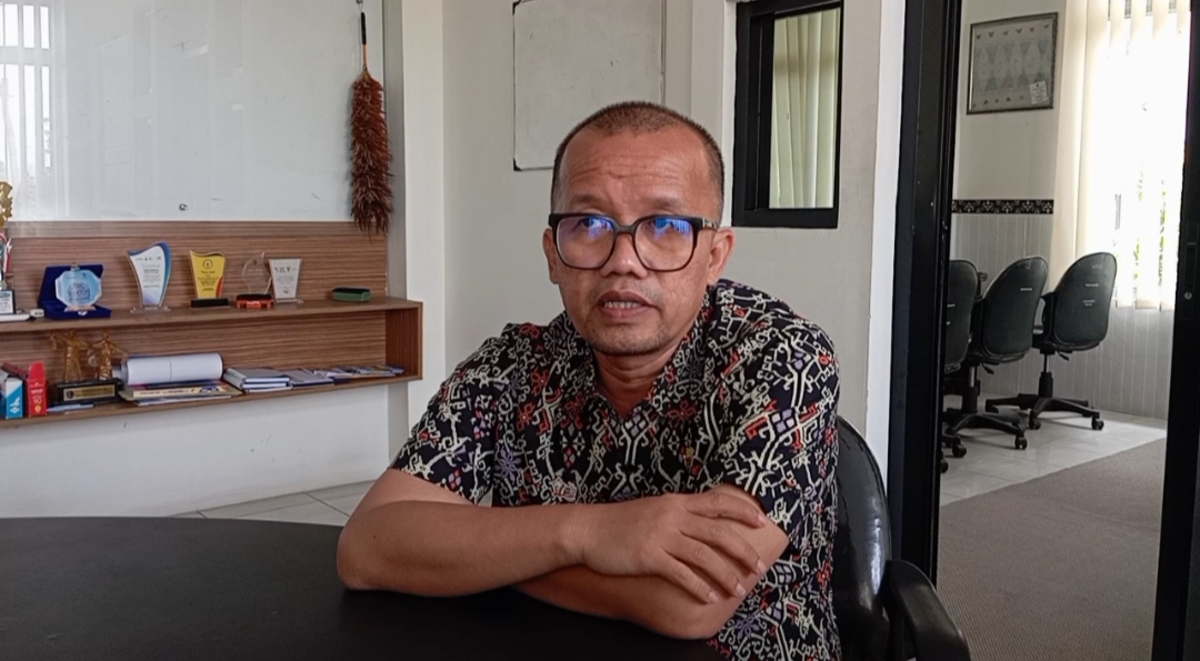 Kepala Disdik Kabupaten Lebak, Doddy Irawan, sedang diwawancara wartawan di ruang kerjanya, di Kantor Disdik Lebak, beberapa waktu lalu. (ISTIMEWA)