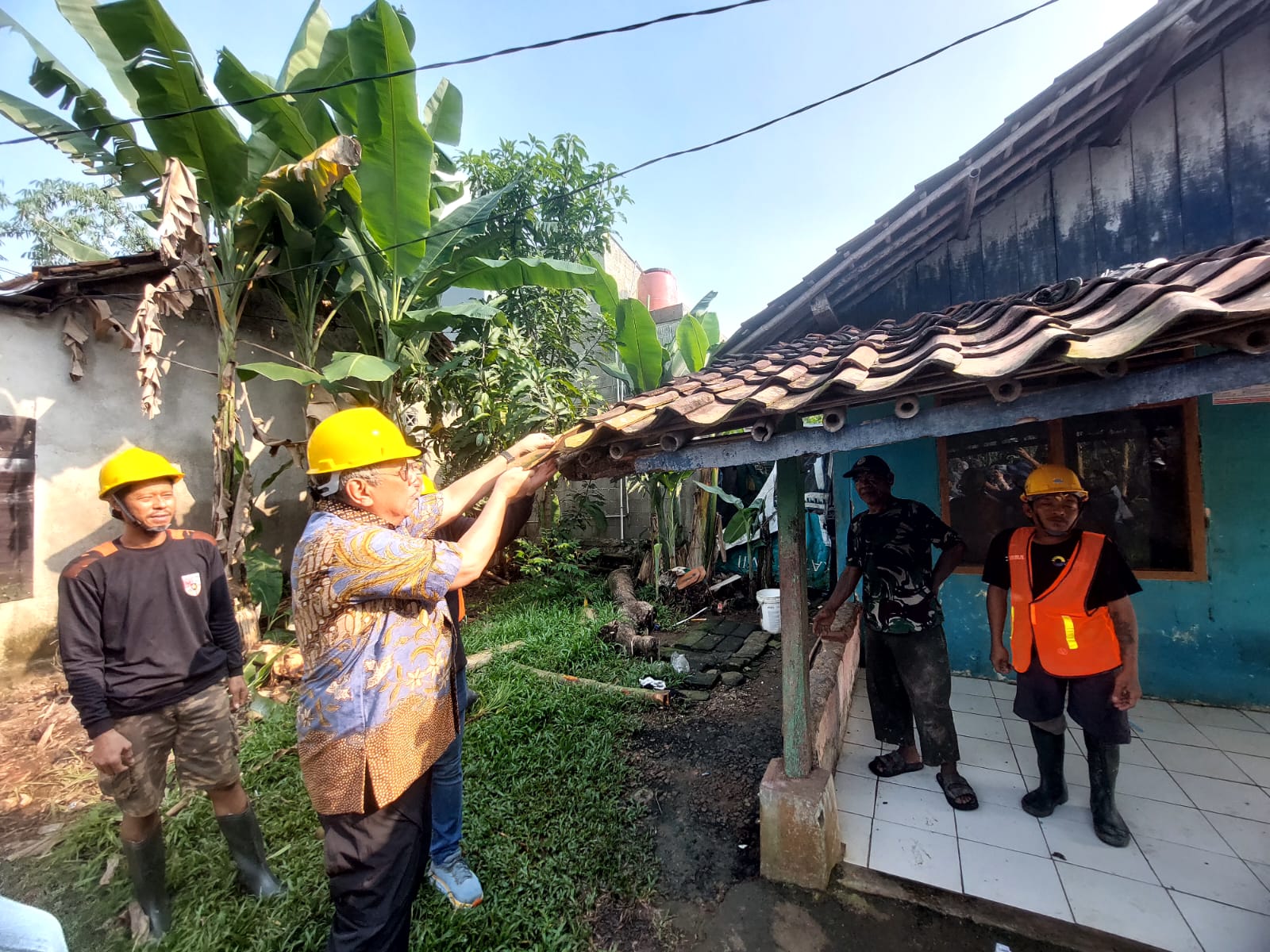 Wali Kota Tangerang Selatan Benyamin Davnie menyaksikan pembongkaran rumah warga dalam program Bedah Rumah 2026 Pemkot Tangsel, Kamis (7/5). (tangselpos.id/rmn)