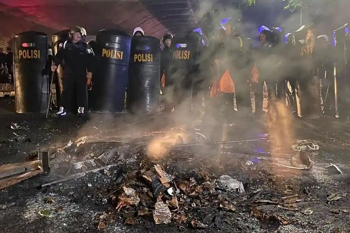Kerusuhan Hari Buruh di Bandung. Foto : Ist