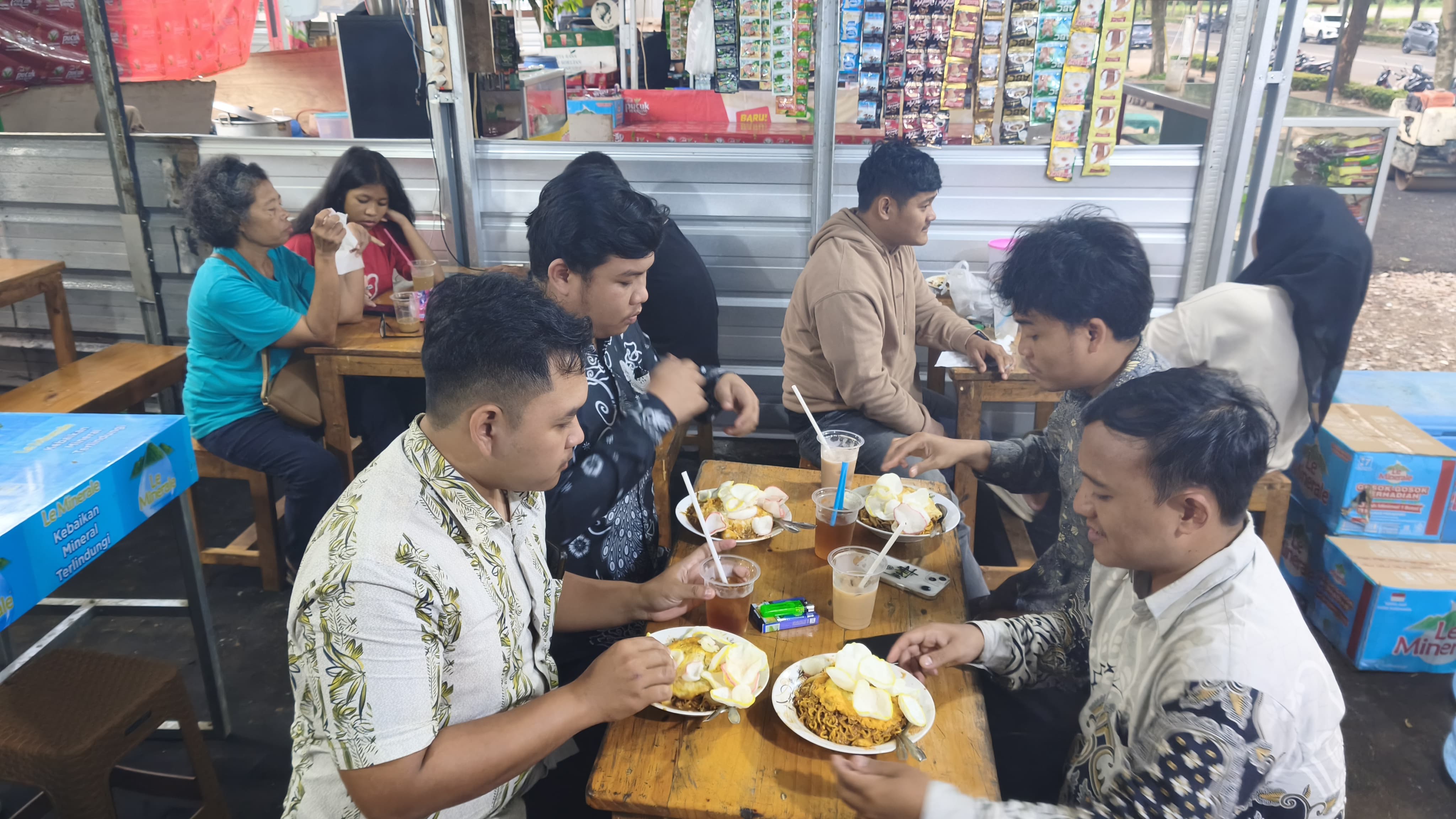Pelanggang warung Pak Yanto sedang menikmati Ketoprak Indomie. Foto : Emir MG