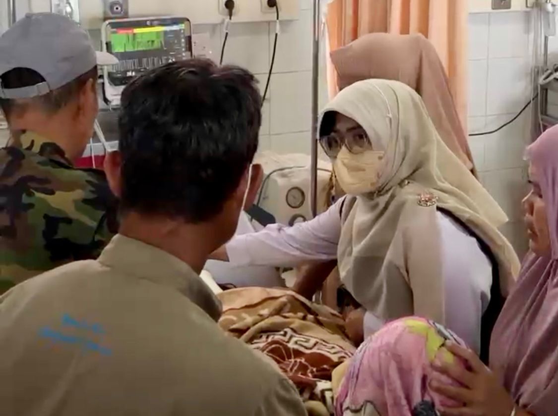 KRITIS. Sebelum menghembuskan nafas terakhir, korban kecelakaan maut Dewi Handayani yang sempat kritis dan menjalani perawatan di RSUD Berkah Pandeglang, telah di longok Bupati Pandeglang Raden Dewi Setiani, kemarin. (ISTIMEWA)