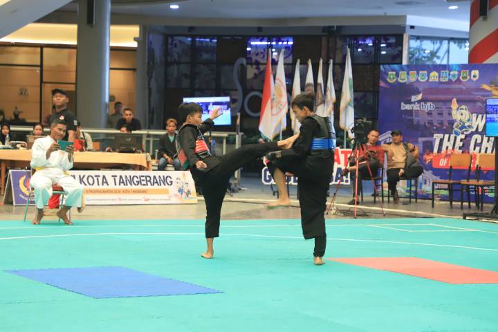 Pertandingan pencak silat di POPDA XI/2024 Banten di Kota Tangerang.