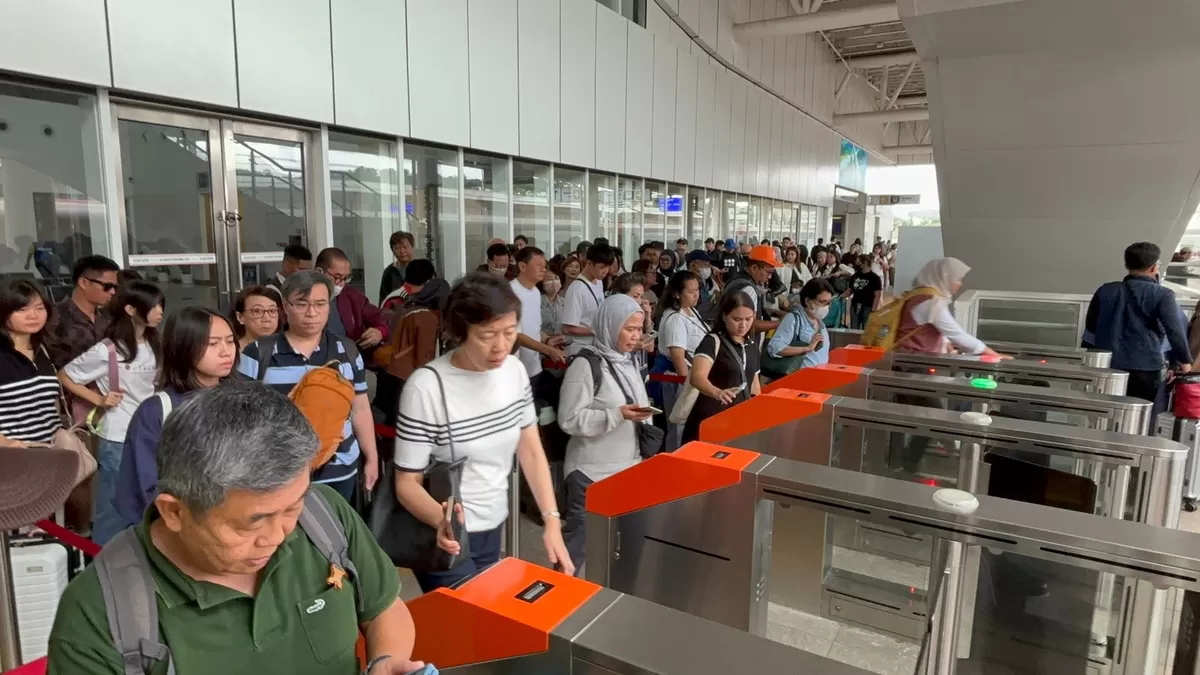 Antrian calon penumpang Whoosh di Terminal Halim. Foto : Ist