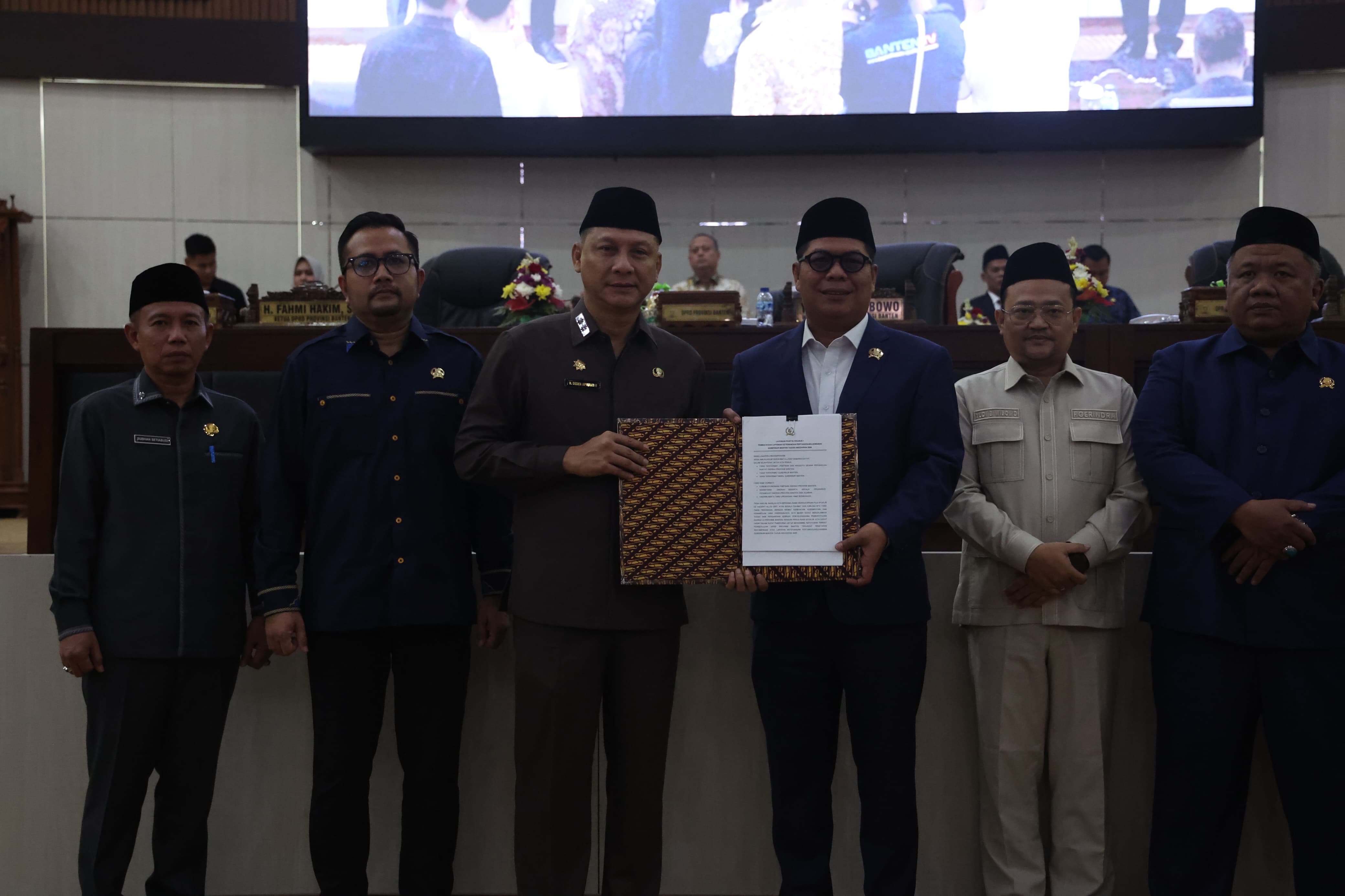 Sekretaris Daerah Provinsi Banten Deden Apriandi (no 3 dari kiri) dalam acara rapat paripurna DPRD Provinsi Banten Kamis (30/4/2026). Foto : Humas Pemprov