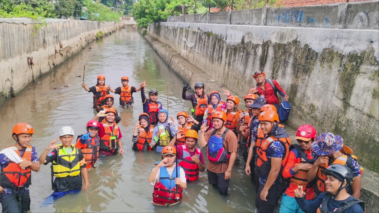 Kegiatan Susur Sungai Ciputat yang digelar, Minggu (31/5). (Ist)