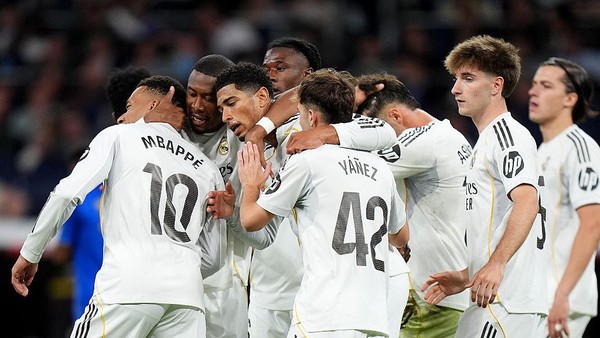 Selebrasi skuad Real Madrid usai menang 2-0 dari Oviedo. Foto : Ist