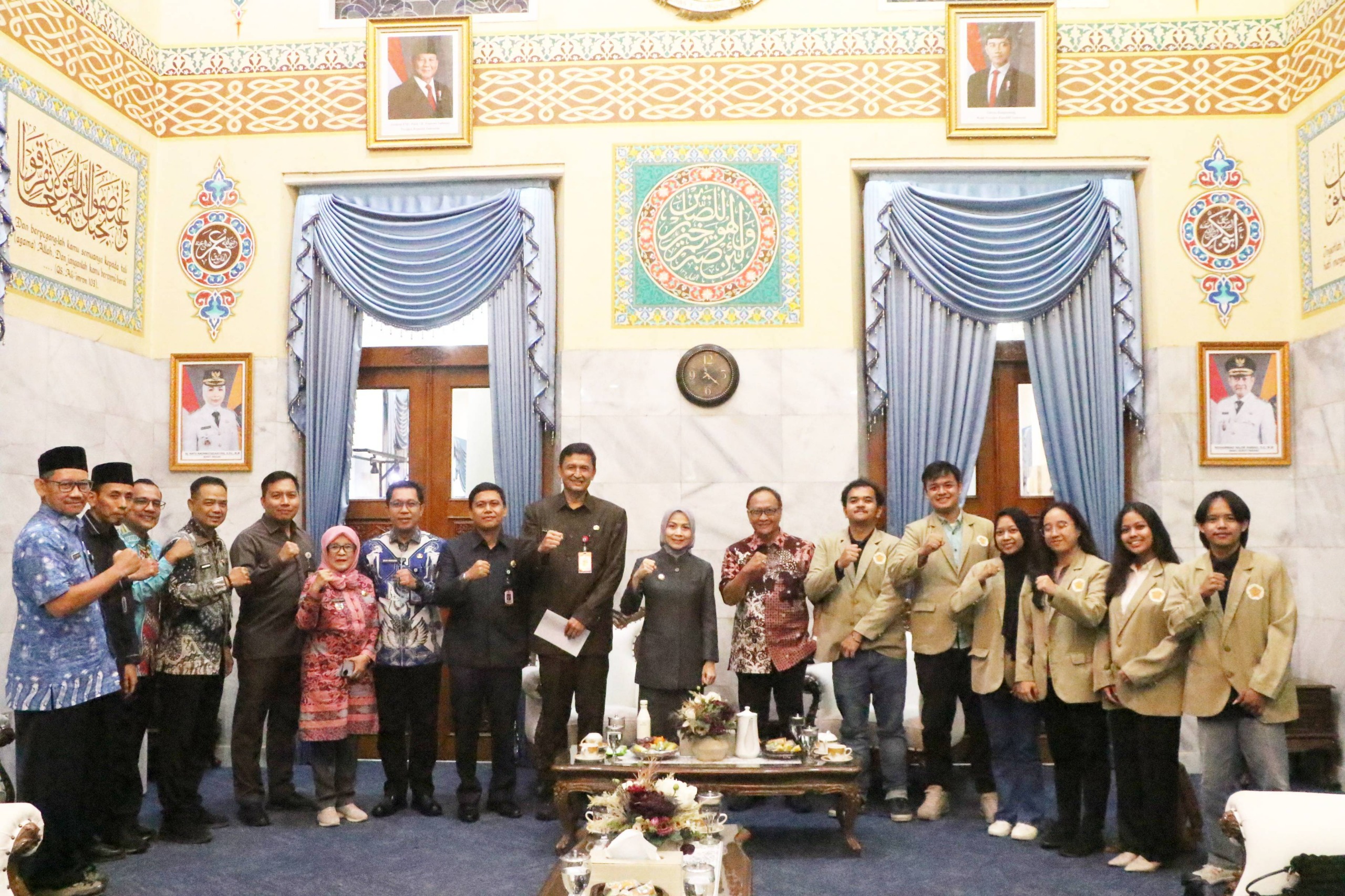 Bupati Serang Ratu Rachmatuzakiyah menerima mahasiswa Universitas Gadjah Mada Yogyakarta yang akan melaksanakan Kuliah Kerja Nyata-Pembelajaran Pemberdayaan Masyarakat (KKN-PPM) di Pendopo Bupati pada Kamis (7/5). HUMAS PEMKAB SERANG