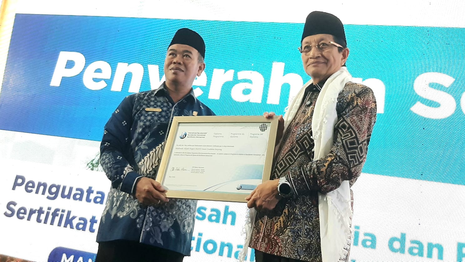 Menteri Agama  Nasaruddin Umar saat menyerahkan plakat IB World School kepada MAN IC Serpong. Foto : Irawan