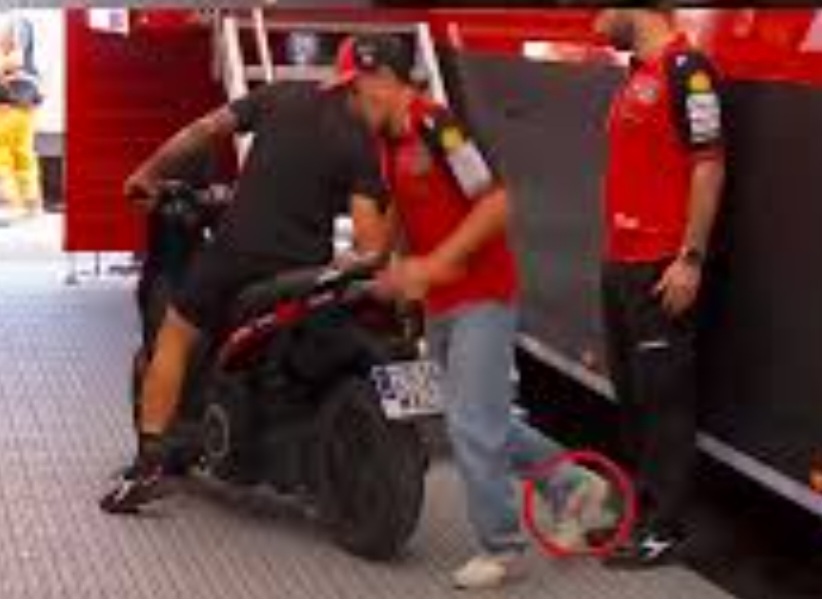 Marc Marquez tampak tertatih akibat cidera kaki saat  Sprint Race Grand Prix Prancis di Sirkuit Le Mans. Foto : Ist