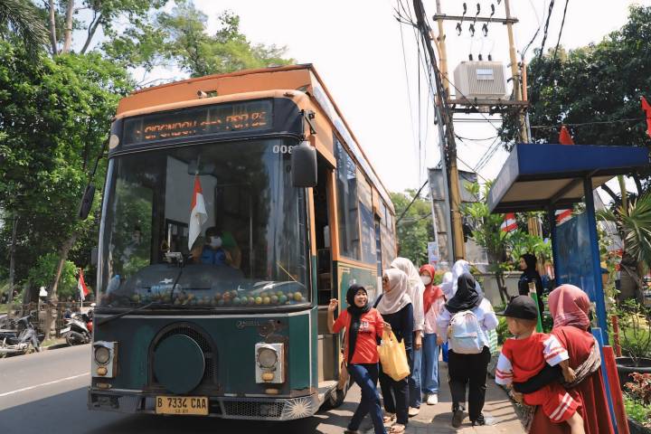 BUS TAYO. Penumpang sedang antre di halte untuk menaiki Bus Tayo Kota Tangerang.