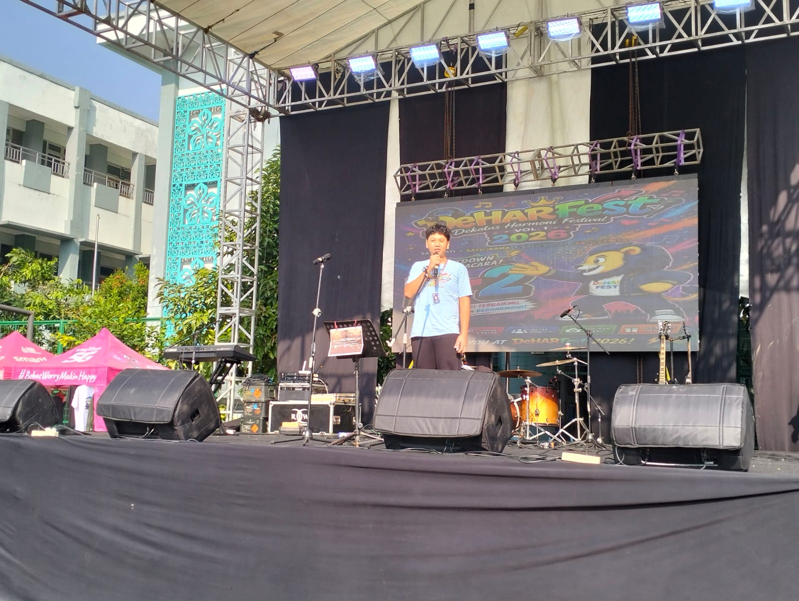 Kemeriahan panggung penampilan siswa SMPN 8 Tangsel dalam acara Dehar Fest Vol. 1. Foto : Rahman/TP