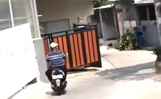 Kawanan pencuri saat mengintai rumah kontrakan di Depok. Foto : CCTV