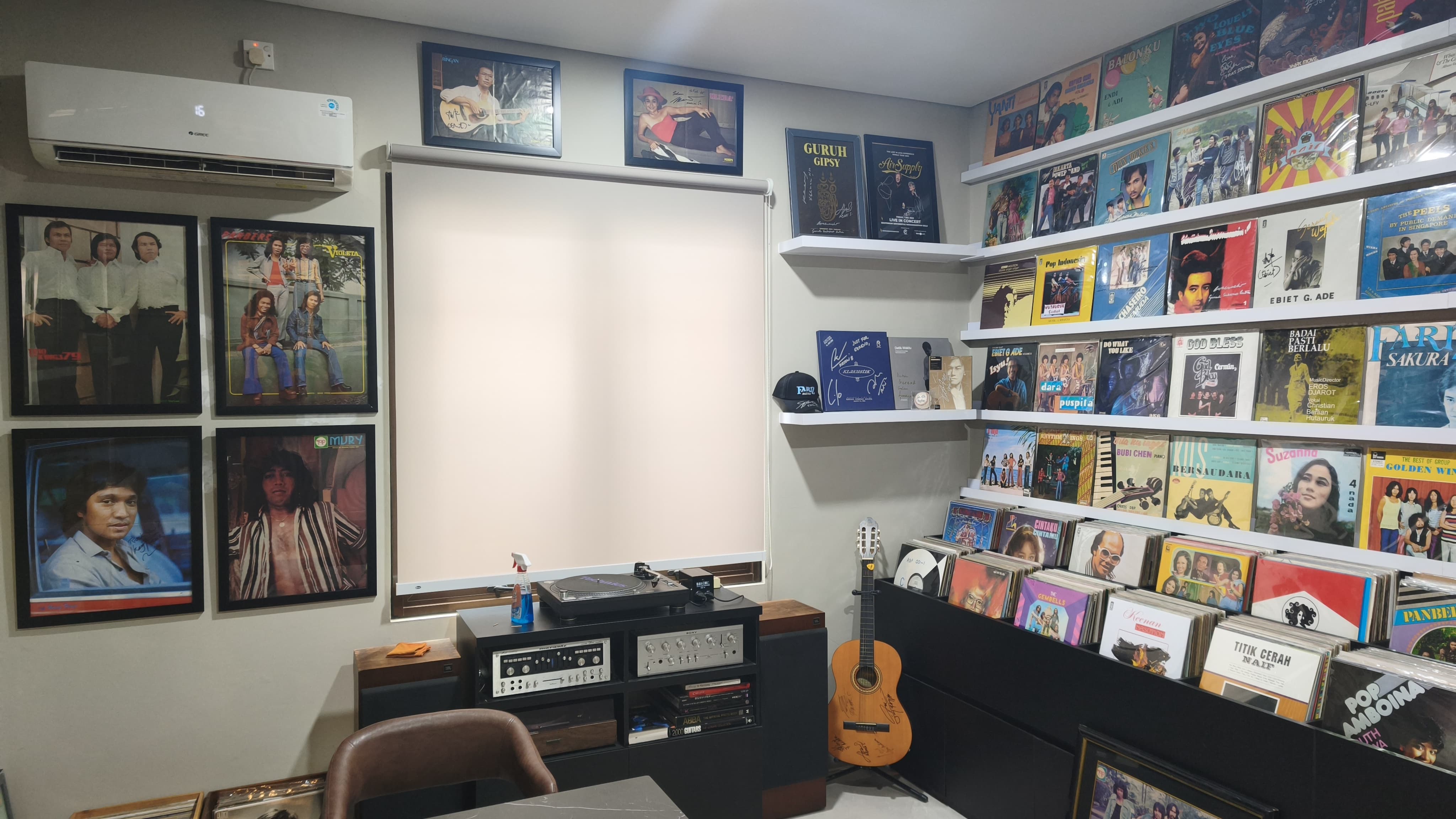 Caption: Deretan koleksi piringan hitam retro di MRG Records, BSD Nusa Loka, yang menghadirkan berbagai rilisan musik lawas dari Indonesia hingga mancanegara dan masih diminati para kolektor maupun anak muda pencinta musik fisik. Foto : Ist