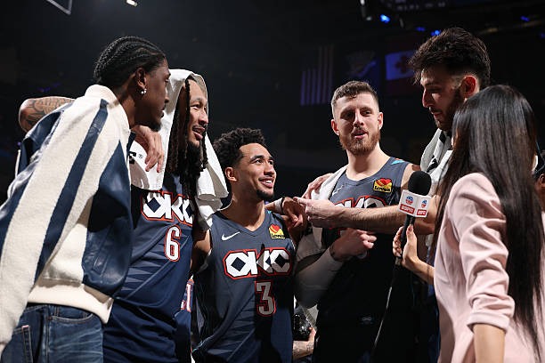 Para pemain Oklahoma City Thunder merayakan kemenangan usai mengalahkan Los Angeles Lakers dalam lanjutan semifinal Wilayah Barat NBA 2026. Hasil tersebut membuat Thunder semakin unggul dalam perebutan tiket menuju final konferensi. Foto : Ist