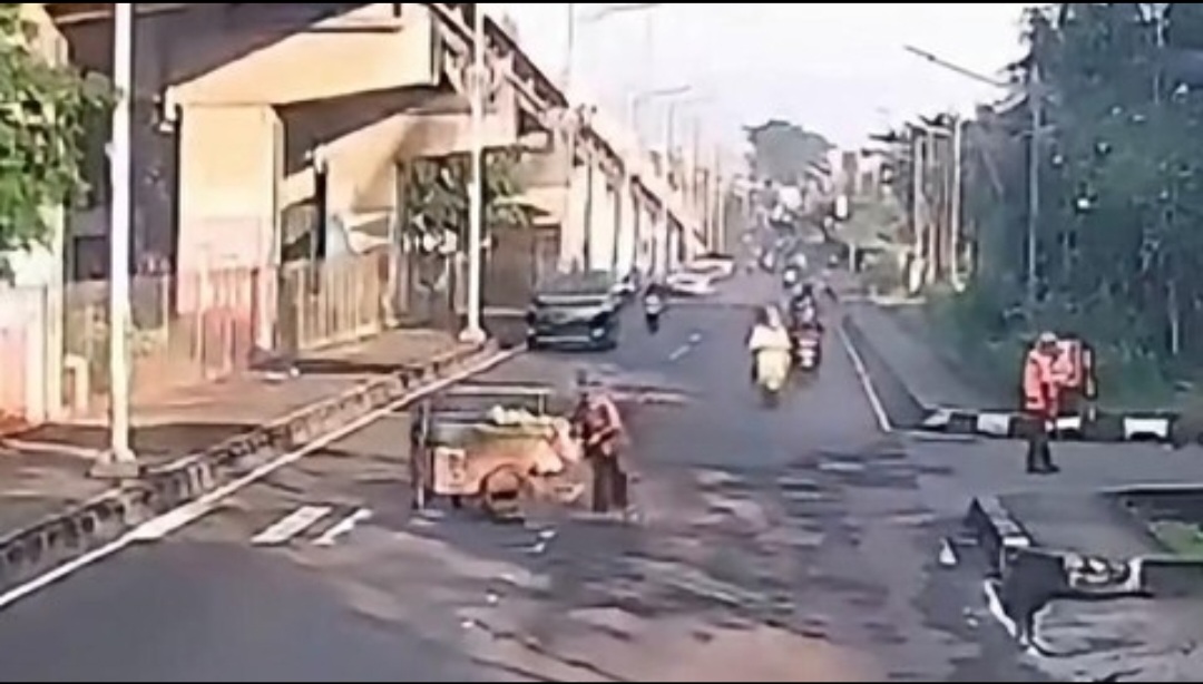 Detik-detik pedagang mendorong gerobak ditabrak mobil Pajero. Foto : Ist