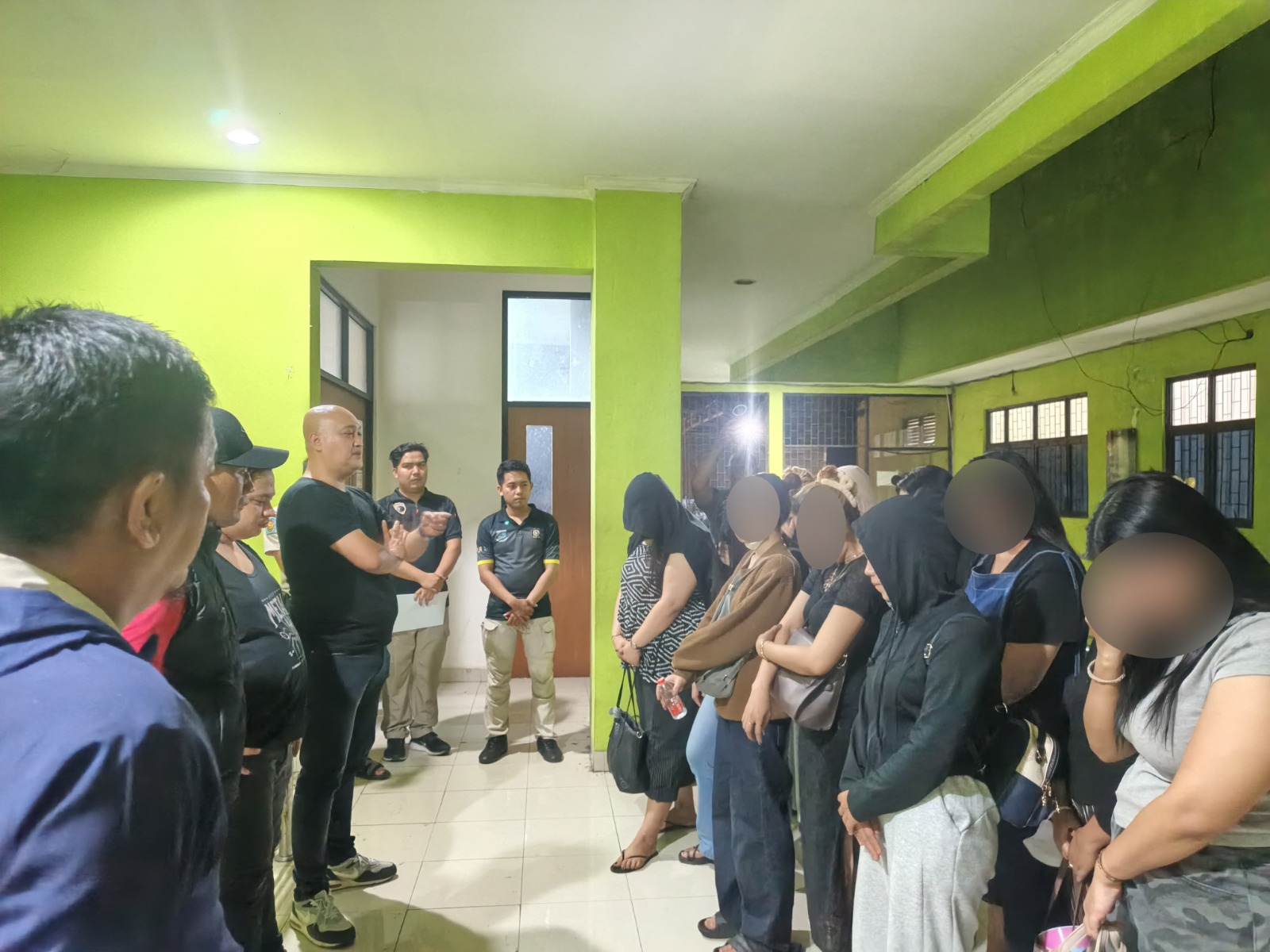 Satpol PP mengamankan belasan wanita terapis dari panti pijat di wilayah Serpong Utara