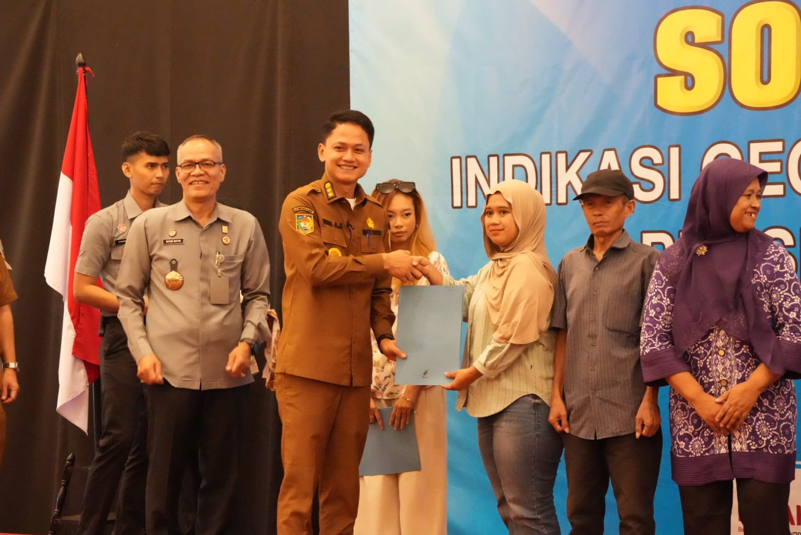 Wakil Bupati Pandeglang, Iing Andri Supriadi menyerahkan Pengesahan Pendirian Badan Hukum Perseroan Perorangan kepada pelaku UMKM, Senin (11/5/2026).(Istimewa)