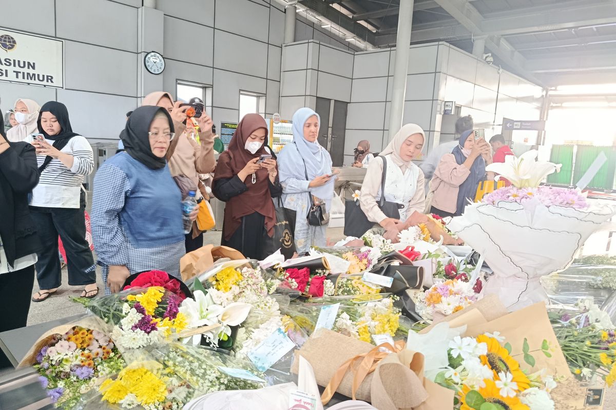 Karangan bunga di Stasiun Bekasi Timur. Foto : Ist