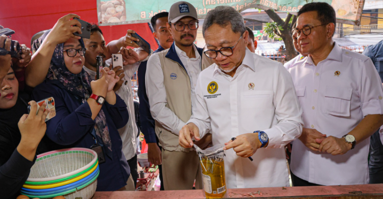 Menko Pangan Zulkli Hasan saat sidak di Pasar Pal Merah. Foto : Ist