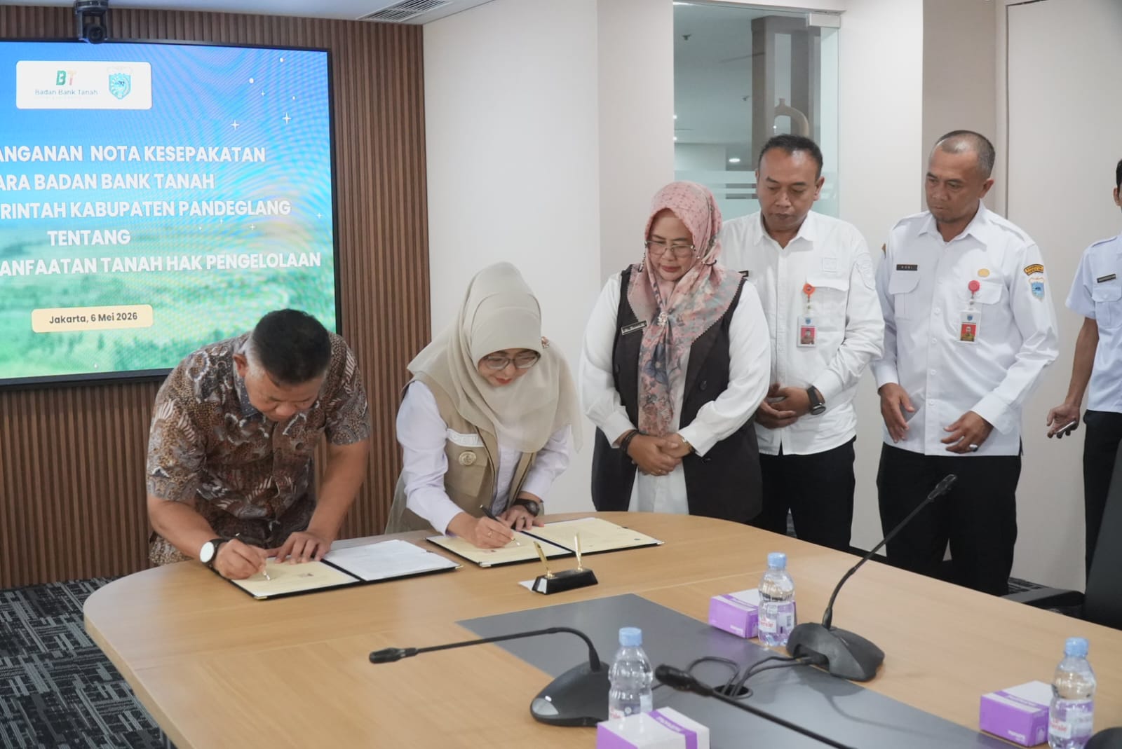 Bupati Pandeglang, Raden Dewi Setiani bersama Plt. Kepala Badan Bank Tanah, Hakiki Sudrajat menandatangani  kerja sama pemanfaatan tanah hak pengelolaan, Rabu (6/5/2026).(Istimewa)