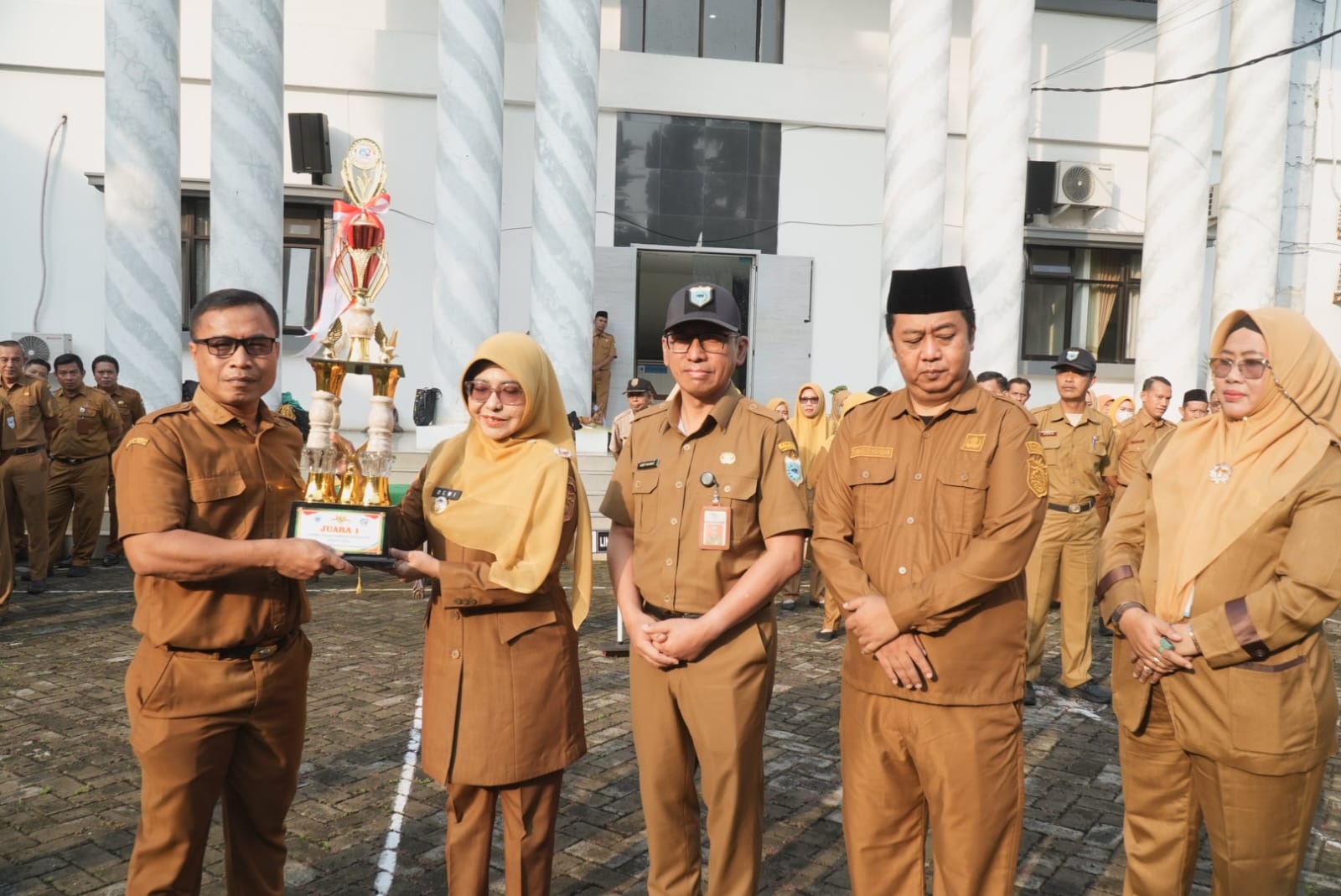 Bupati Pandeglang, Raden Dewi Setiani menyerahkan piala lomba pilah sampah di Setda Pandeglang, Senin (11/5/2026).(Istimewa)