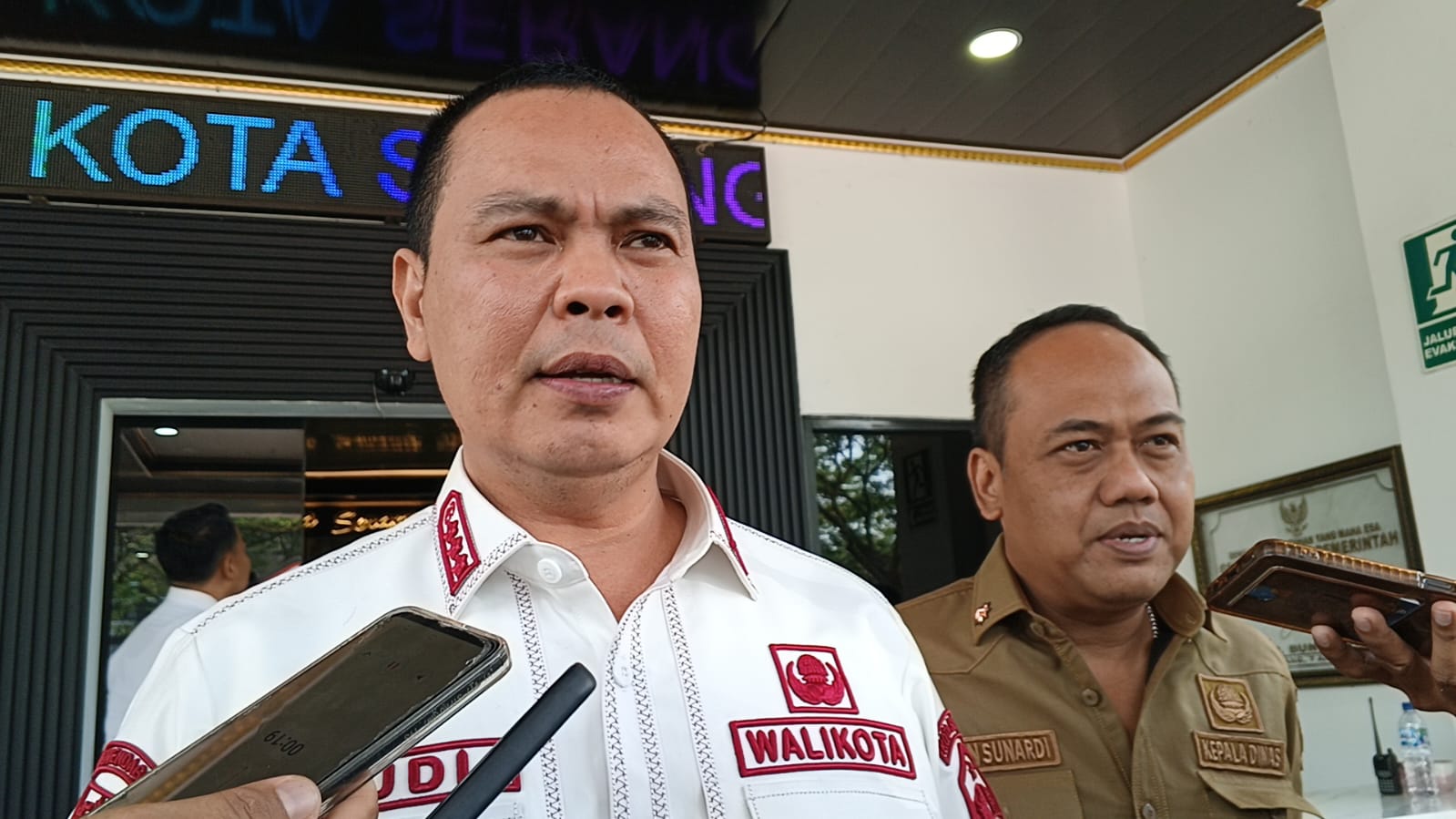 Wali Kota Serang, Budi Rustandi didampingi Kepala DPUPR Iwan Sunardi, saat diwawancara wartawan di Puspemkot Serang, Senin (18/5/2026).(Istimewa)