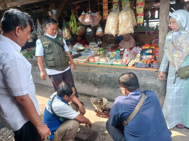 Petugas UPT Pelayanan Metrologi Legal Kota Tangerang melaksanakan kegiatan Sidang Tera Ulang di sejumlah pasar tradisional dan modern yang berada di wilayah Kota Tangerang, Selasa (5/5).