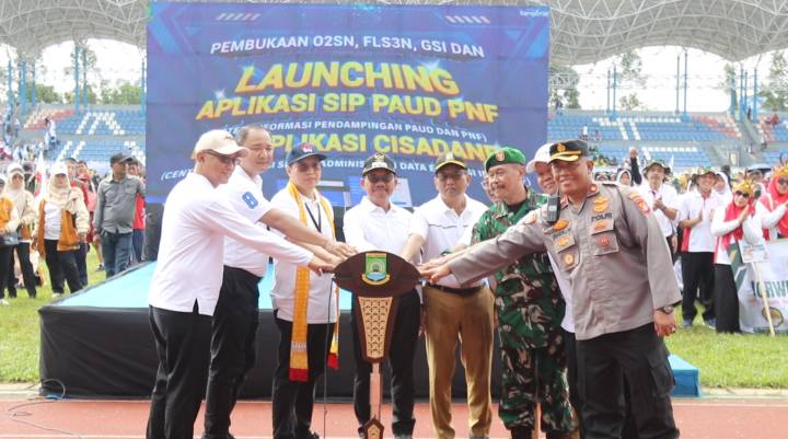 Wali Kota Tangerang, Sachrudin (empat dari kiri), meresmikan Aplikasi SIP PUAD PNF dan Aplikasi Cisadane di Stadion Benteng Reborn, Kecamatan Tangerang, Kota Tangerang, Senin (25/5).