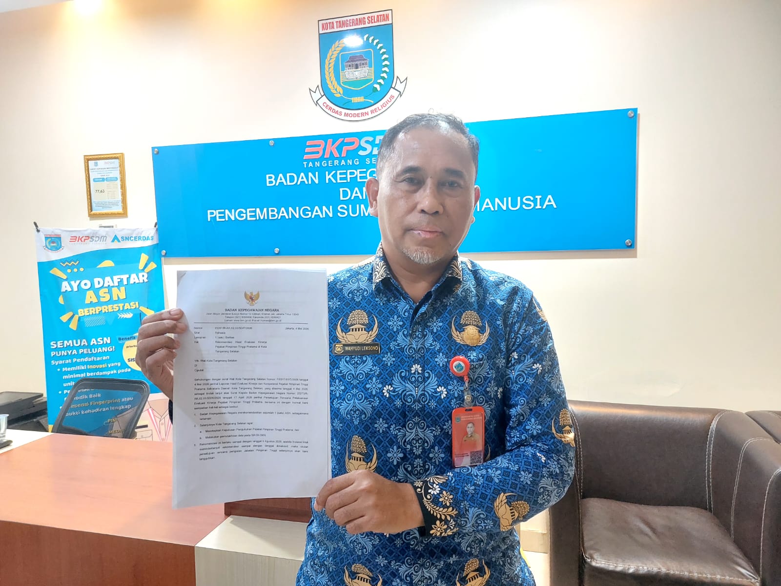 Kepala BKPSDM Kota Tangsel, Wahyudi Leksono menunjukkan surat BKN perihal Rekomendasi Hasil Evaluasi Kinerja Pejabat Pimpinan Tinggi Pratama di Kota Tangsel. (Ist)