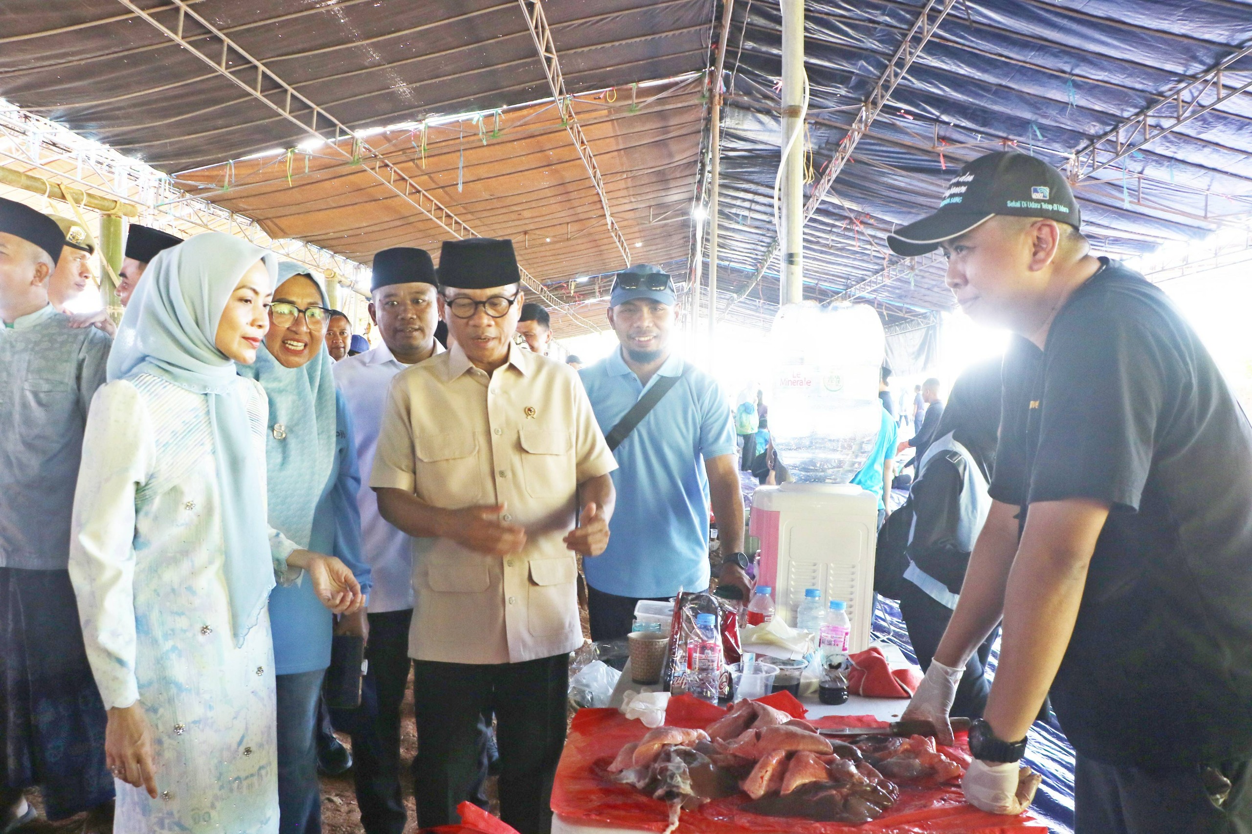 Suasana pemotongan hewan kurban dalam rangka Hari Raya Idul Adha 1447 Hijriyah di areal Pondok Pesantren (Ponpes) Bai Mahdi Soleh Ma’mun, Desa Sindangheula, Kecamatan Pabuaran, pada Kamis (28/5). HUMAS PEMKAB SERANG