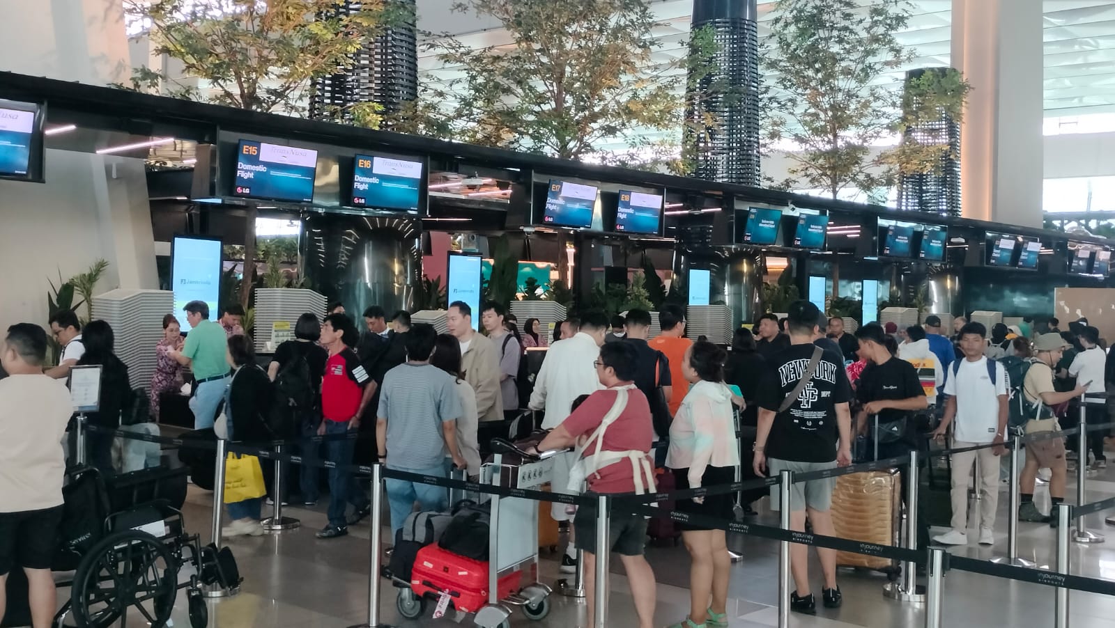 Para penumpang yang melalui Bandara Soekarno-Hatta. ISTIMEWA