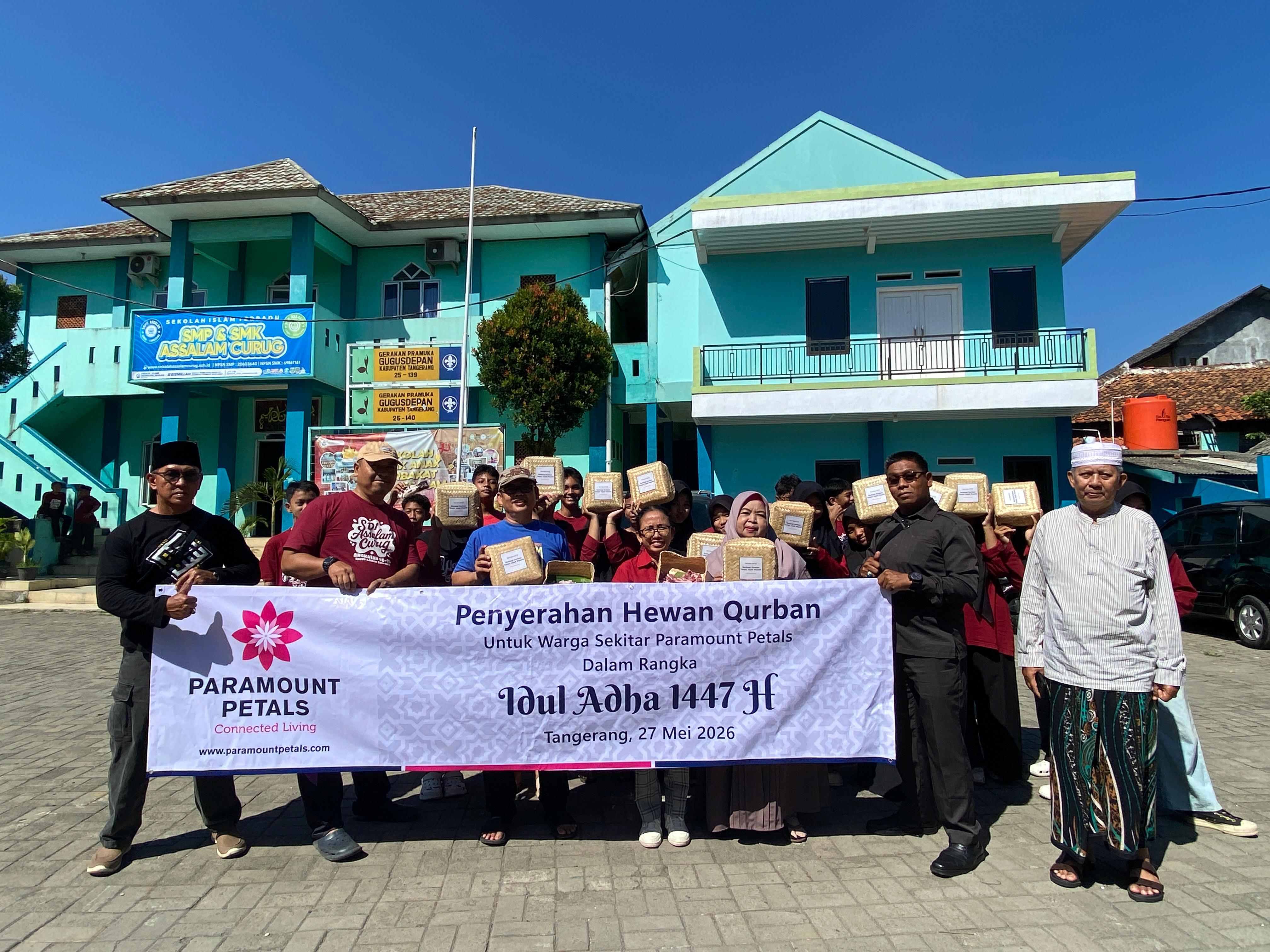 Caption : Nampak perwakilan masyarakat saat menerima hewan kurban. Foto : Irawan