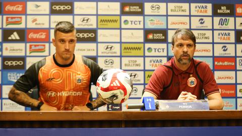 Pelatih Persija Mauricio Souza (saat) saat konferensi pers. Foto : Ist