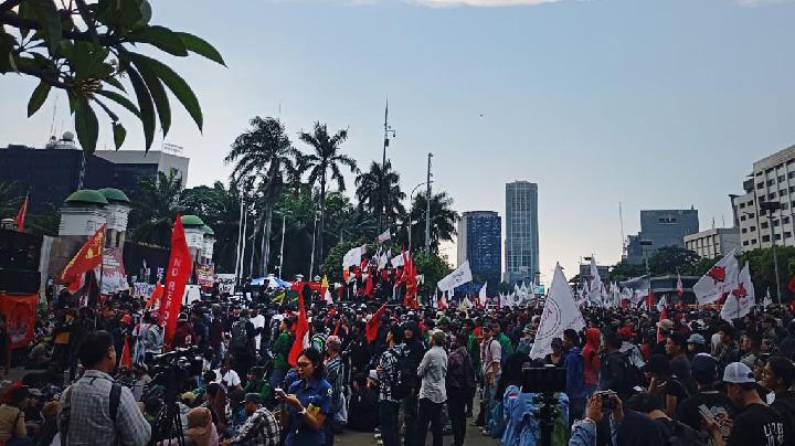 Demo dalam rangka May Day di Gedung DPR Jumat (1/5/2026). Foto : Ist