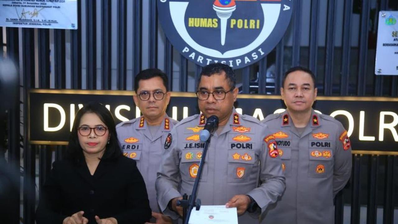 Kadiv Humas Polri Irjen Pol Johnny Eddizon Isir saat konferensi pers. Foto : Ist